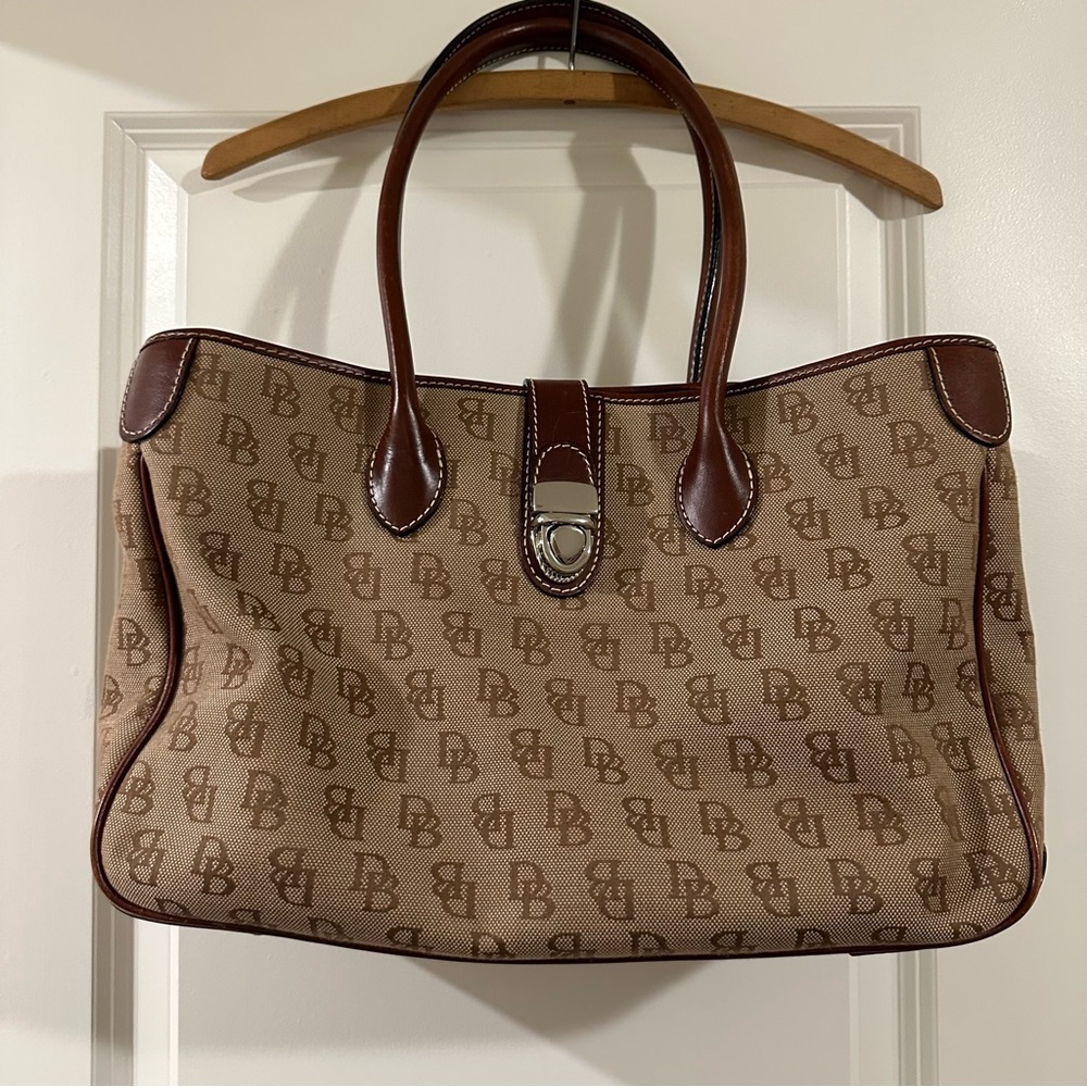 Dooney & Bourke authentic tote bag with clasp and design on outside EUC - Picture 3 of 10